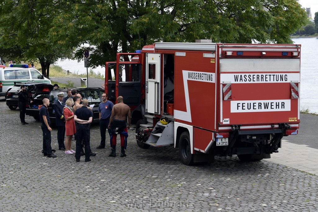 Uebung BF Taucher und Presse Koeln Zoobruecke Rhein P424.JPG - Miklos Laubert